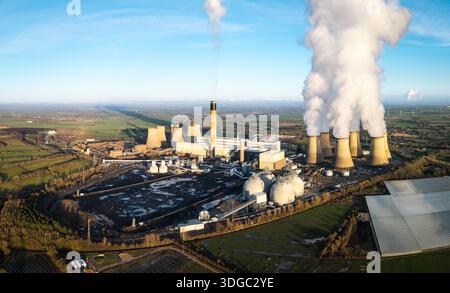 DRAX, YORKSHIRE, ROYAUME-UNI - 10 JANVIER 2026. Vue aérienne de la cheminée de charbon et des réservoirs de stockage de biomasse à la centrale électrique de Drax dans le Yorkshire, Royaume-Uni Banque D'Images