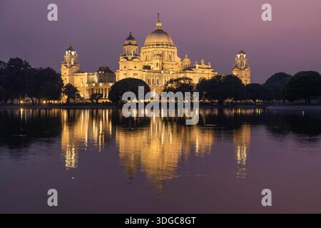 Le Mémorial Victoria s'est illuminé au crépuscule et s'est reflété dans le lac, Kolkata, au Bengale occidental, en Inde Banque D'Images