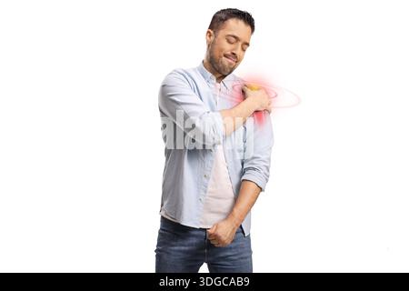 Jeune homme avec une douleur sévère à l'épaule tenant son bras isolé sur fond blanc Banque D'Images