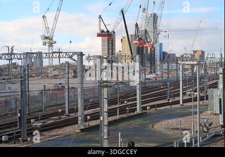 Dépôt Old Oak Common Rail dans le nord-ouest de Londres, Royaume-Uni. Montre la construction de la ligne ferroviaire à grande vitesse HS2. Train Elizabeth Line au premier plan. Banque D'Images