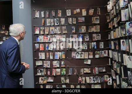 Rwanda, Kigali. Un visiteur visitant le mémorial du génocide de Kigali au Rwanda, le 13 avril 2018 Banque D'Images