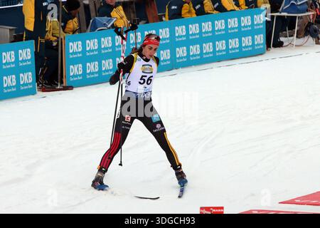 RUHPOLDING, ALLEMAGNE - 16 JANVIER : arrivée au champ de tir, VOIGT, Vanessa (GER, #56) au SPRINT FÉMININ DE 7,5 km à la Coupe du monde BMW IBU Biathlon Ruhpolding le 16 janvier 2026 à Ruhpolding, Allemagne. Banque D'Images