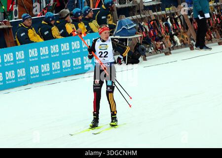 RUHPOLDING, ALLEMAGNE - 16 JANVIER : arrivée au champ de tir HETTICH-WALZ, Janina (GER, #22) au SPRINT FÉMININ DE 7,5 km à la Coupe du monde BMW IBU Biathlon Ruhpolding le 16 janvier 2026 à Ruhpolding, Allemagne. Banque D'Images