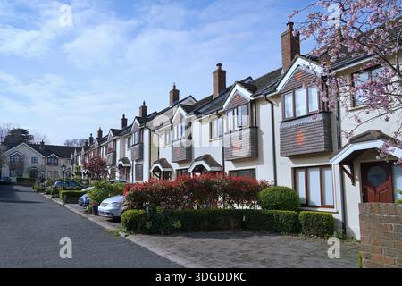 Maisons modernes en rangée de banlieue avec parking en face Banque D'Images