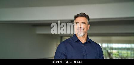 Portrait de tête d'homme d'affaires professionnel mature heureux debout dans le bureau. Banque D'Images
