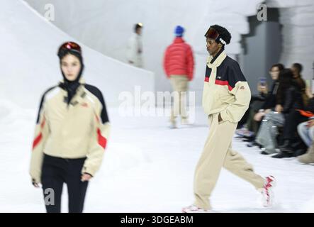 Milan, Italie. 16 janvier 2026. Les mannequins présentent les créations des collections automne/hiver 2026 de Li-Ning China lors de la semaine de la mode homme de Milan à Milan, Italie, le 16 janvier 2026. Crédit : Li Jing/Xinhua/Alamy Live News Banque D'Images