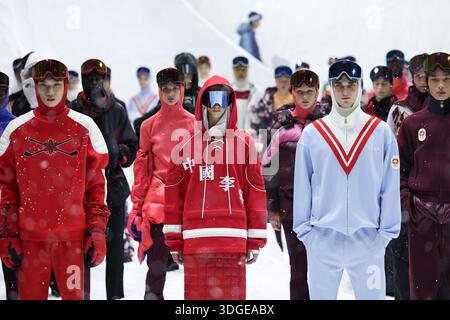 Milan, Italie. 16 janvier 2026. Les mannequins présentent les créations des collections automne/hiver 2026 de Li-Ning China lors de la semaine de la mode homme de Milan à Milan, Italie, le 16 janvier 2026. Crédit : Li Jing/Xinhua/Alamy Live News Banque D'Images
