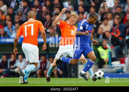 BERNE - 13 JUIN : le néerlandais Dirk Kuyt (18 ans) défend contre le français Florent Malouda (7 ans) lors d'un match du groupe C de l'UEFA Euro 2008 au stade de Suisse le 13 juin 2008 à Berne, Suisse. Usage éditorial exclusif. Utilisation commerciale interdite. (Photographie de Jonathan Paul Larsen / Diadem images) Banque D'Images