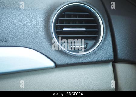 Bouche d'aération de la voiture devant le siège passager Banque D'Images