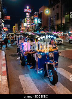 Bangkok, Thaïlande, 19 novembre 2025, les rues animées de Chinatown prennent vie la nuit. Banque D'Images
