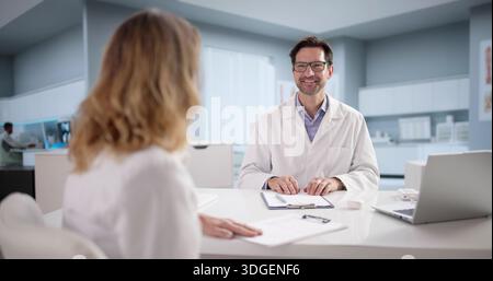 Medical Staffing Agency mène une entrevue pour les professionnels de la santé dans le bureau de l'hôpital. Banque D'Images