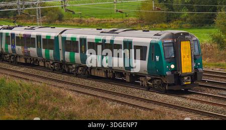 Stableford, Staffordshire, Royaume-Uni. 16 octobre 2025. Train de voyageurs électrique classe 350 Desiro numéro 368 exploité par London Northwestern Railway. Banque D'Images