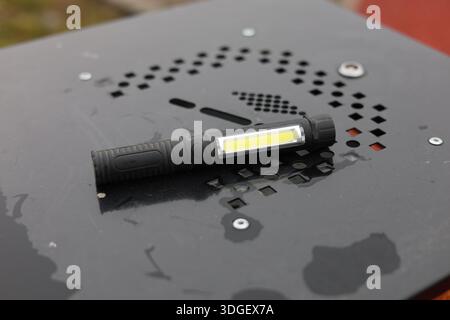 Une petite lampe de poche noire de grande puissance LED Banque D'Images