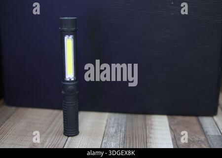 Une petite lampe de poche noire de grande puissance LED Banque D'Images