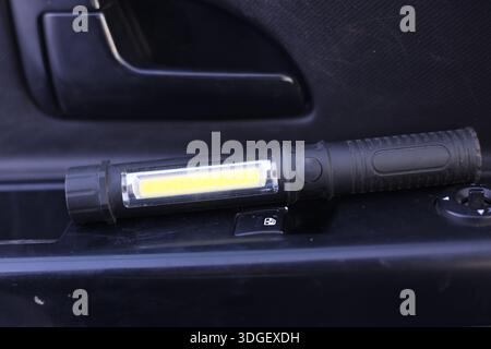 Une petite lampe de poche noire de grande puissance LED Banque D'Images