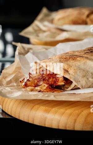 Doner kebab servi sur du papier parchemin Banque D'Images