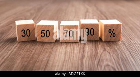 Blocs en bois avec symbole de pourcentage et valeurs numériques sur un fond en bois Banque D'Images