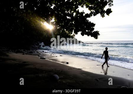 Spectaculaire île tropicale Tagulandang au nord de Sulawesi en Indonésie, pêcheur touristique sur une plage de sable fin pêchant des poissons tropicaux Banque D'Images