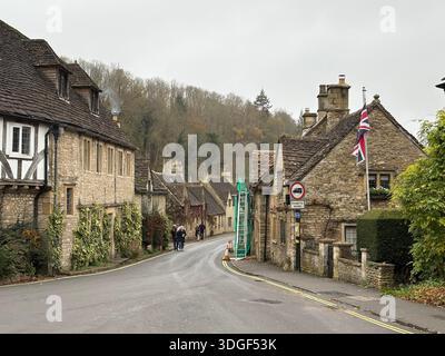 Des cottages traditionnels en pierre le long de la rue principale de Castle Combe, en Angleterre, un village historique pittoresque situé dans la campagne des Cotswolds Banque D'Images