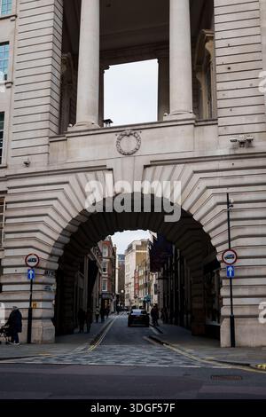 LONDRES, ROYAUME-UNI. 16 février 2025. Regent Street, l'arche de l'Hôtel Café Royal, West End de Londres. Banque D'Images