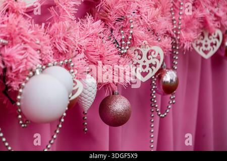 Décoration de Noël rose avec boule et guirlande Banque D'Images