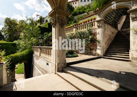 Arcade baroque et escalier couvert sur les terrasses dans les jardins du Palais en dessous du château de Prague, Mala Strana, Prague, République tchèque, pendant l'été. Banque D'Images