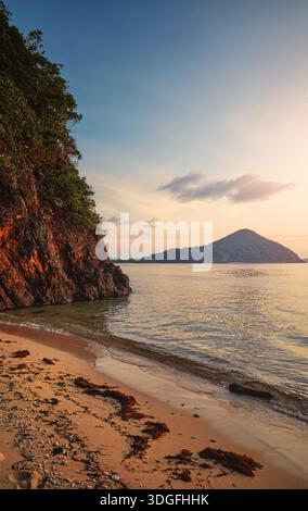 Plage sur une île inhabitée au coucher du soleil, Philippines. Banque D'Images