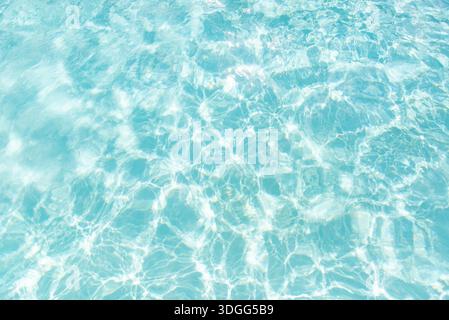 Texture abstraite haute résolution de la surface de l'eau avec des motifs de lumière visible et des ondulations. Convient pour les arrière-plans, la conception Web ou l'impression. Banque D'Images