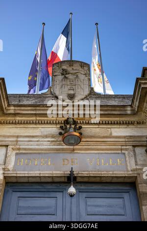 Détail de façade de l'Hôtel de ville de Bordeaux, avec les armoiries de Bordeaux et trois drapeaux (UE, National French, Bordeaux CIT Banque D'Images