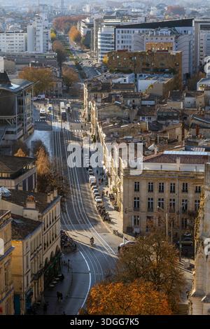 Vue panoramique surélevée de la rue des Frères Bonie et du CR Maréchal juin à Bordeaux depuis la Tour Pey Berland, voies de tramway, véhicules, piétons, classique Banque D'Images