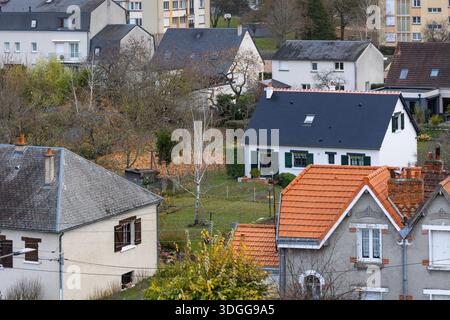 Les maisons privées traditionnelles avec ardoise et toits de tuiles dans le quartier résidentiel Saint Symphorien de Tours France créent une paisible ville d'automne de banlieue Banque D'Images