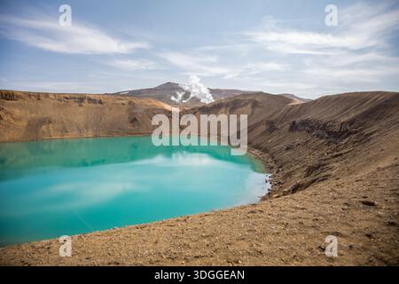 Vue panoramique depuis le bord du cratère Víti à Krafla, lac géothermique turquoise en contrebas, nord de l’Islande Banque D'Images