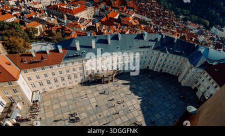 Vue aérienne du site historique de Prague, vue panoramique sur la cour du château, place baroque ensoleillée Banque D'Images