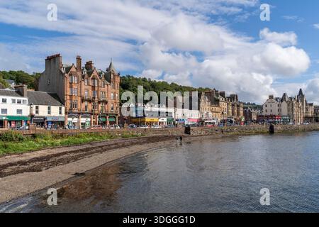 Côte d'Oban avec des bâtiments le long du bord de mer en Écosse Banque D'Images