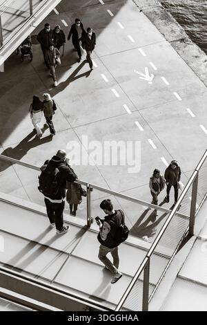 Santander, Espagne – 20 novembre 2021 : cliché noir et blanc à angle élevé de personnes marchant sur la promenade et les allées du Centro Botin, certains portant des protections Banque D'Images
