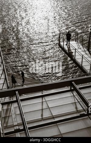 Santander, Espagne – 20 novembre 2021 : prise de vue verticale en noir et blanc regardant la structure métallique du Centro Botin et les silhouettes de personnes sur la WA Banque D'Images