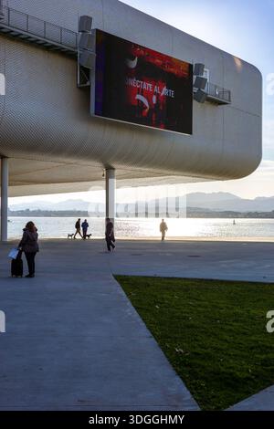 Santander, Espagne – 20 novembre 2021 : vue sur le Centro Botin architecture moderne avec son écran LED et sa façade en céramique surplombant la baie de Santander Banque D'Images