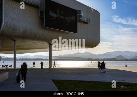 Santander, Espagne – 20 novembre 2021 : un après-midi ensoleillé au front de mer de Santander avec des gens marchant sous l’architecture moderne du Centro B. Banque D'Images