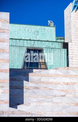 Détail architectural du Palacio de Festivales de Cantabria à Santander, Espagne. La façade moderne présente du marbre bagué et un clocher unique Banque D'Images