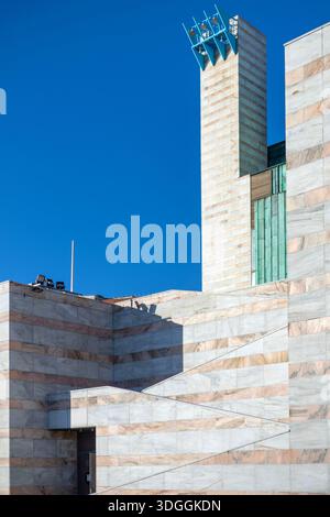 Détail architectural du Palacio de Festivales de Cantabria à Santander, Espagne. La façade moderne présente du marbre bagué et un clocher unique Banque D'Images
