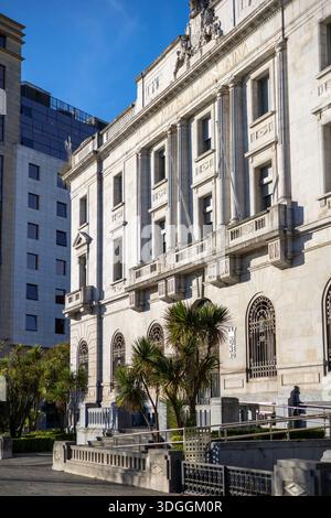 Santander, Espagne – 20 novembre 2021 : façade historique de l'ancien bâtiment de la Banque d'Espagne à Santander, qui abrite aujourd'hui l'asso du musée Reina Sofia Banque D'Images