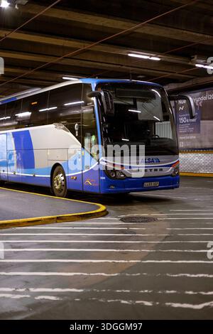 Santander, Espagne – 20 novembre 2021 : intérieur de la station de bus souterraine à Santander. Un bus ALSA longue distance attend au quai. Banque D'Images
