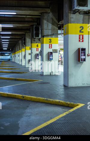 Santander, Espagne – 20 novembre 2021 : intérieur de la station de bus souterraine à Santander. Un bus ALSA longue distance attend au quai. Banque D'Images