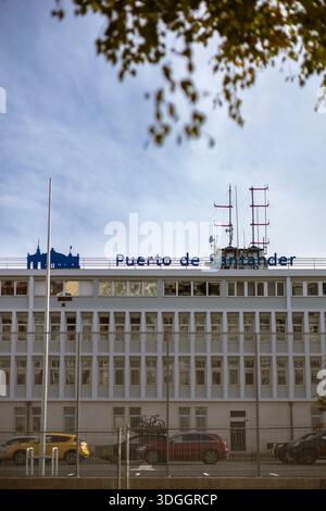 Santander, Espagne - 20 novembre 2021 : le bâtiment administratif du port de Santander. A antennes de communication sur le toit, signifiant son rôle en tant que th Banque D'Images