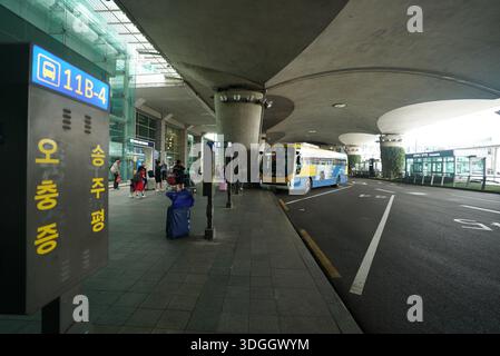 Passagers en attente de bus inter-États dans le terminal 1 de l'aéroport international d'Incheon, Corée du Sud Banque D'Images