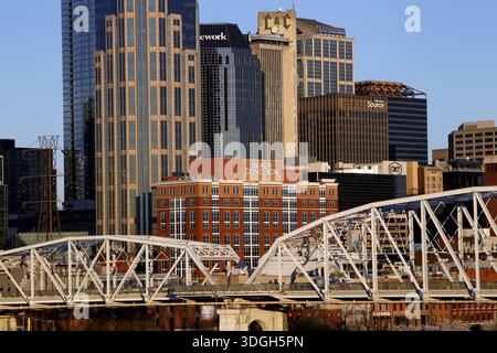 Vue sur la ville avec gratte-ciel et pont sous ciel clair à Nashville, Nashville, Tennessee, USA Banque D'Images