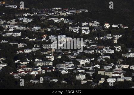 Vue aérienne d'une zone résidentielle densément construite sur une colline à Wellington, Wellington, Nouvelle-Zélande Banque D'Images