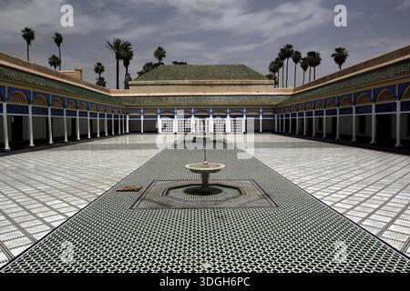 Magnifique cour du Palais Bahia avec sol en mosaïque orné, Marrakech, Marrakech-Safi, Maroc Banque D'Images