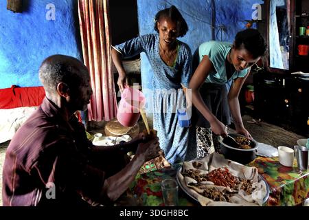 Visite familiale à Lalibela, deux femmes préparant le repas sur table, Lalibela, zéro Banque D'Images