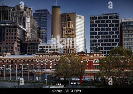 Gare de Flinders Street à Melbourne avec bâtiments modernes environnants, Melbourne, Victoria, Australie Banque D'Images